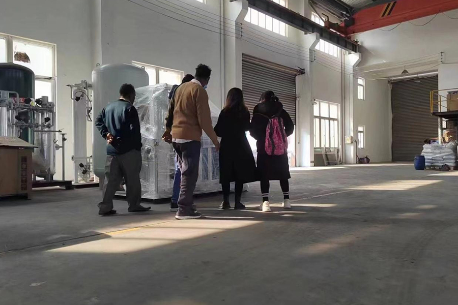 يزور العميل الهندي مصنع مصنع 